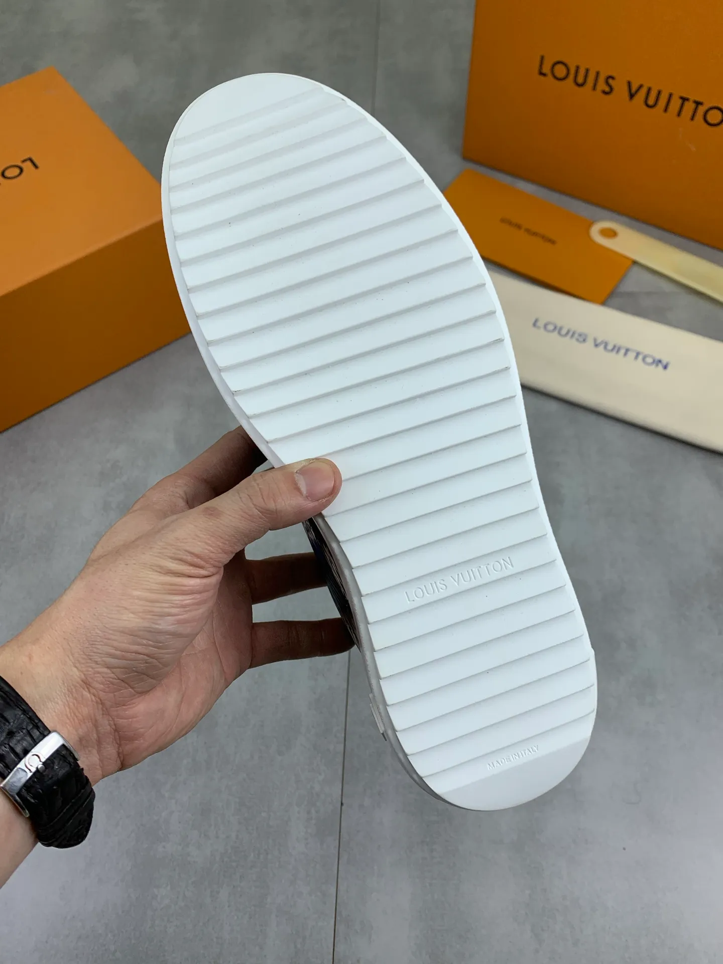 Factory price P700 💶 Top version [LOUIS VUITTON] Couple 🧑‍🤝‍🧑 Craftsman style Counter series (original order) New style 🍀LV Louis Vuitton - top version LV classic high-top trendy shoes! Made of imported original craft calfskin, original breathable lining, and original wear-resistant, lightweight, high-end TPU outsole! High quality products! 3️⃣ colors available, code numbers: female 35-39, male 39-44 (female 40, male 45 46 customized)